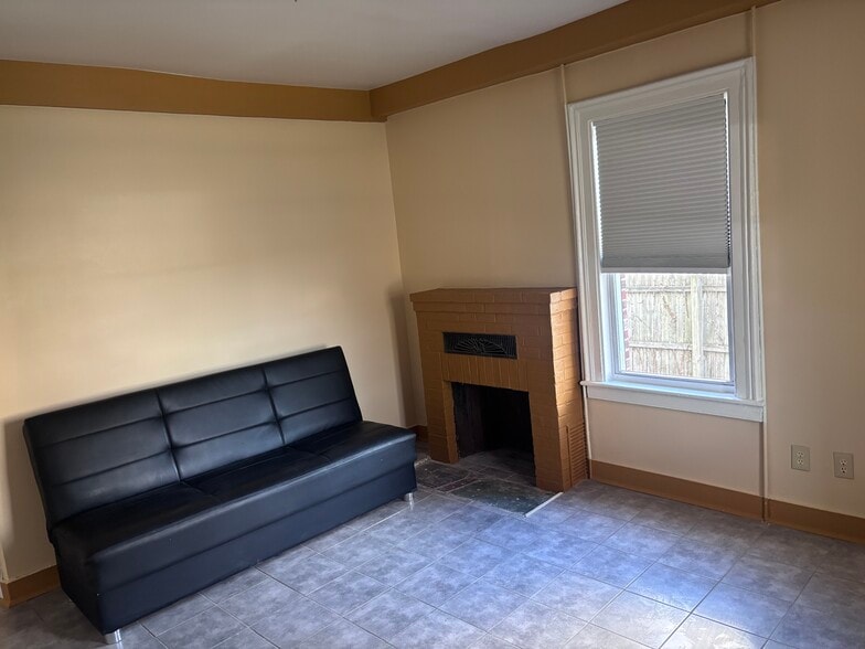 living room - 140 North Ave