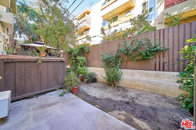 Building Photo - 320 S Ardmore Ave