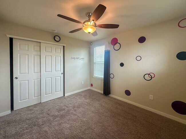 Building Photo - This 4bd home is waiting for you!