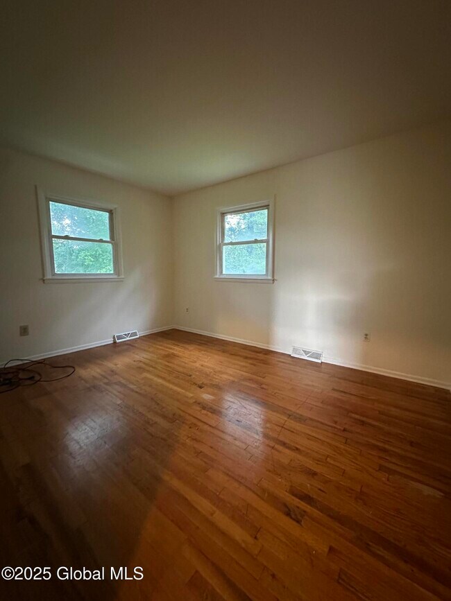 Building Photo - 261 Old Niskayuna Rd