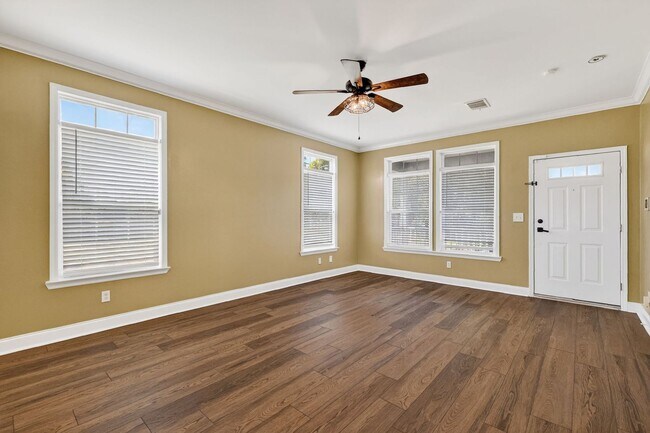 Building Photo - Charming and spacious home for rent in Leesburg!
