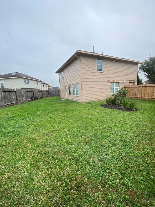Building Photo - Spacious 4Bed, 2.5 Bath plus Bonus Room, 2-story home in the desirable Remington Grove community!