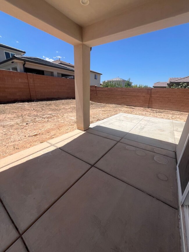 Building Photo - Stunning 5 bedroom, 2.5 bathroom home in d...