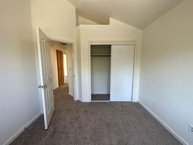 Building Photo - 325 Melbourne Dr