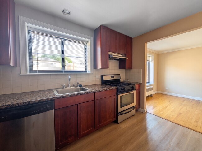 Building Photo - 2704 W Lunt Ave