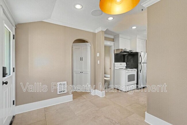 Building Photo - 2350 Cottage St SE