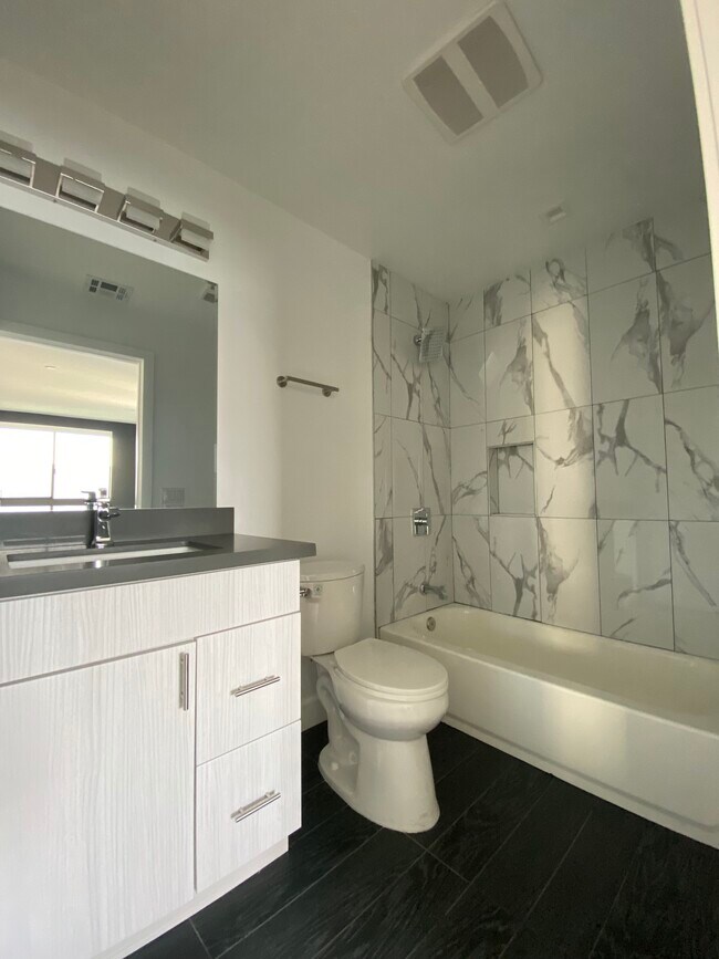 Building Photo - 4574 Oakwood Ave