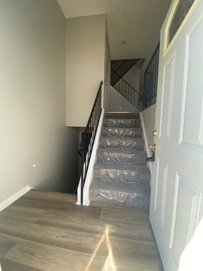 Building Photo - Spacious 5 Bedroom, 2 Bath Townhome – Edge...