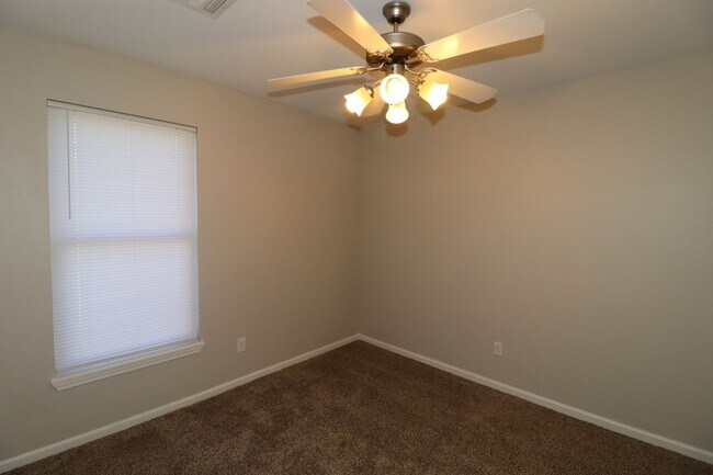 Building Photo - Remodeled Duplex Rent ready!