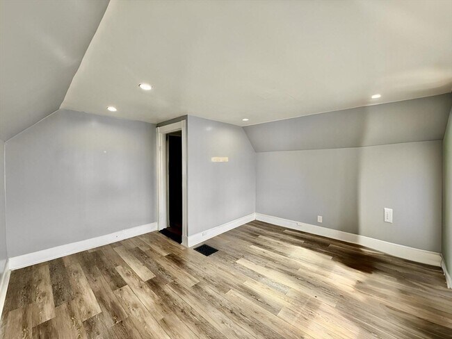 Building Photo - 10 Clark St