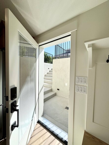 Building Photo - 698 S Lake View Dr