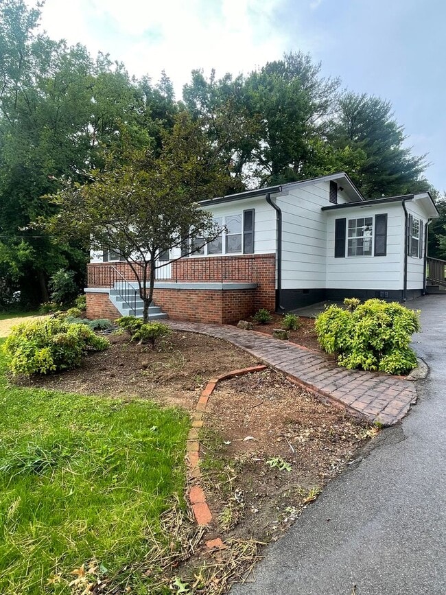 Building Photo - Knoxville 37923 - 2 bedroom, 1 bath home - Contact Lisa Vineyard or Shannon Russell at (865)216-9334
