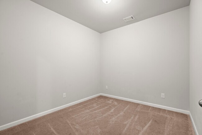Building Photo - Townhouse - 4 Beds - 4 Bath