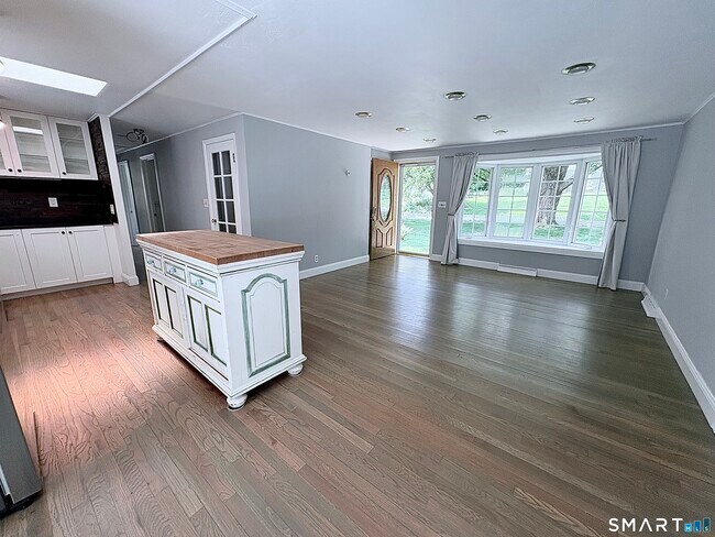 Building Photo - 43 Meadowbrook Rd