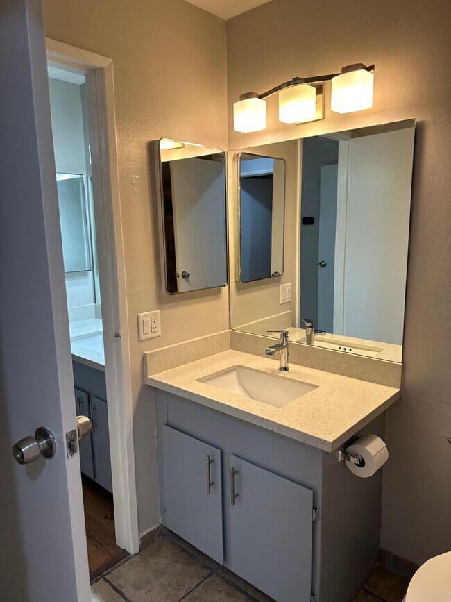 Building Photo - SE Desert Inn and Eastern!! Townhouse with 2 parking Spaces!! Recent Remodel!!