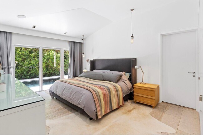 Building Photo - 570 NE 52nd Terrace