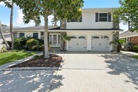 Building Photo - Beautiful Water Front Home