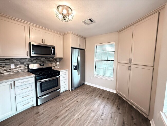 Building Photo - 808 E 32nd St