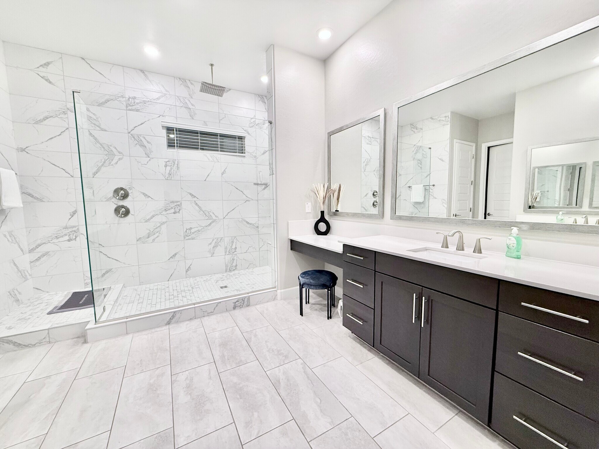 Building Photo - 2506 E Pleasant Ln