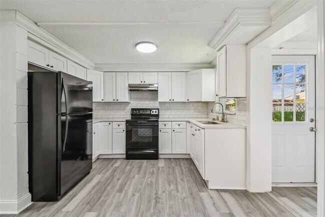 Building Photo - 1833 Knollwood Dr