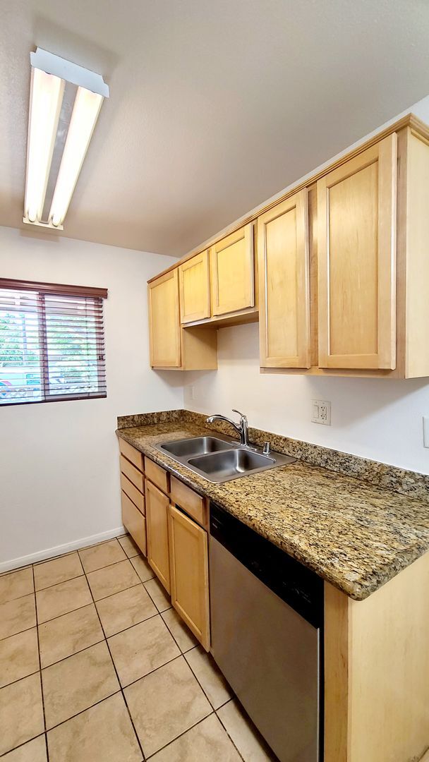 Building Photo - Perfect Single Story Condo Available!