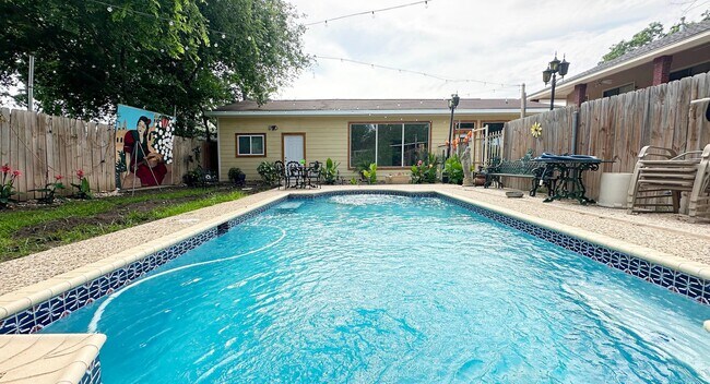 Building Photo - Gorgeous 1/1 Home Available for Immediate Move In!