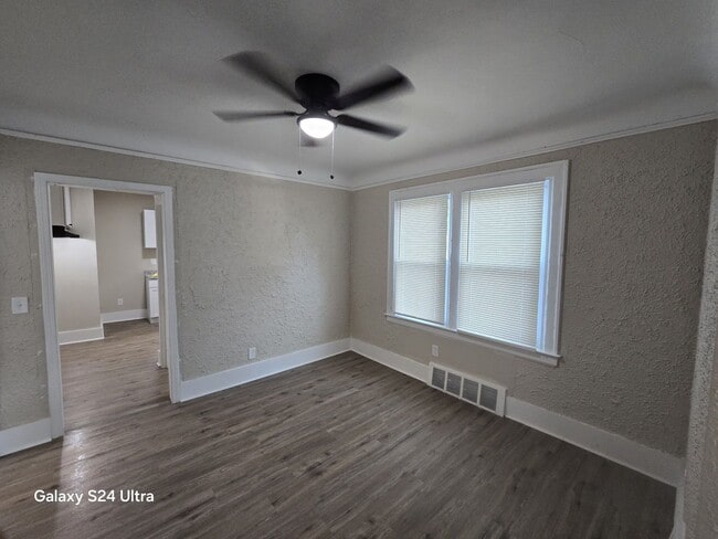 Building Photo - Beautifully Renovated 3-Bedroom Home – We ...