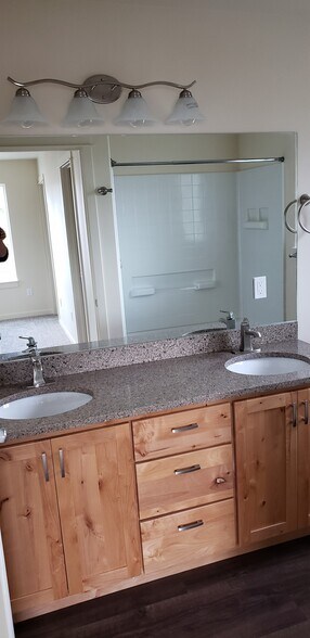 Master Bath - 1121 Sundial Ln