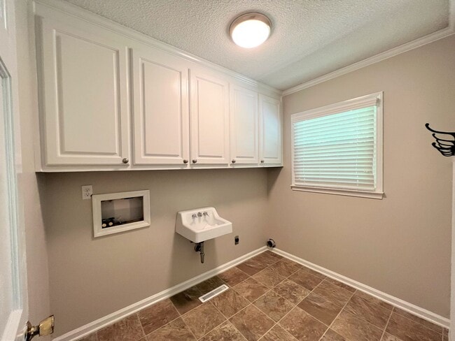 Building Photo - ~~ Spectacular Updated Ranch Home ~~