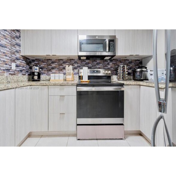 Building Photo - 8205 SW 152nd Ave