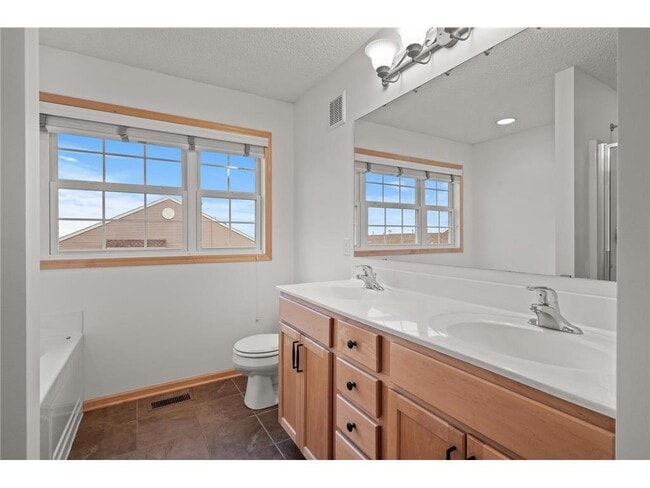 Building Photo - 9995 Wildflower Dr