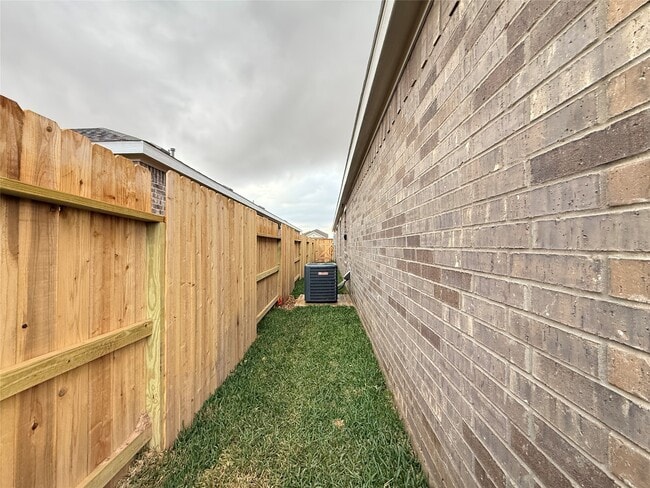 Building Photo - 16802 Old Wagon Wy