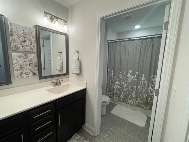 Building Photo - 4 Bedroom Pet Friendly Home For Rent with Club House, Comm. Pool, & Comm Gym Access!