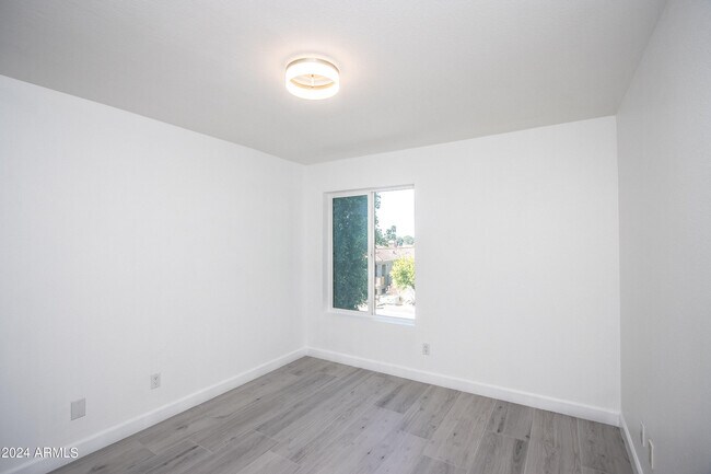 Building Photo - 1052 E Sandpiper Dr