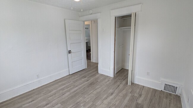 Building Photo - Discover this well-maintained 3-bedroom, 1-bath home in Akron