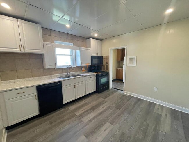 Building Photo - 5539 Claude Ave