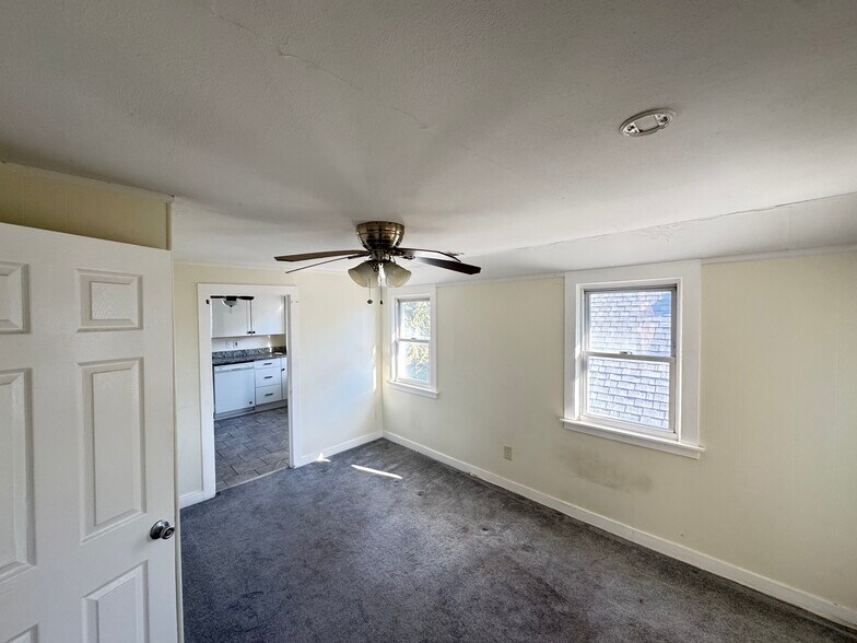 Building Photo - 103 Center St