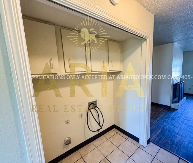 Building Photo - 2 Bed/1.5 Bath Shaded Townhome Close to Ca...