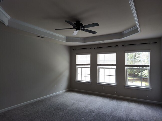 Building Photo - Move-in ready Townhome with in Stone Creek...