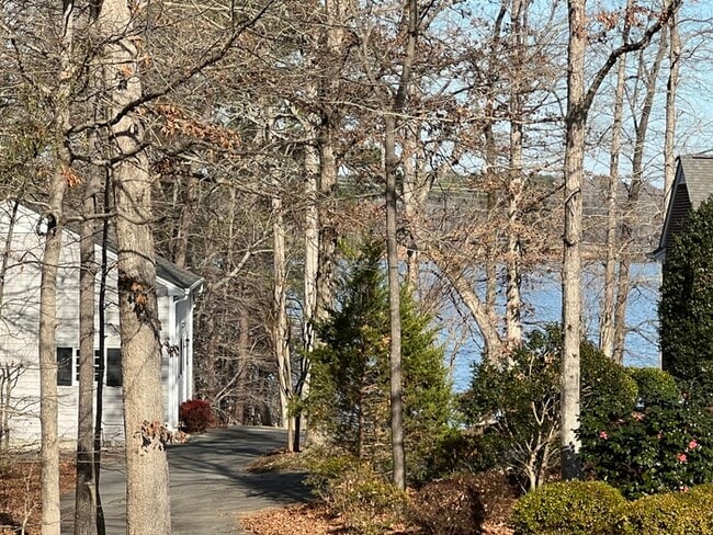 Building Photo - 303 Lake Pointe Dr