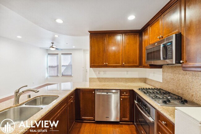 Building Photo - Modern 2 Bed, 2.5 Bath Townhome Available in Aliso Viejo!