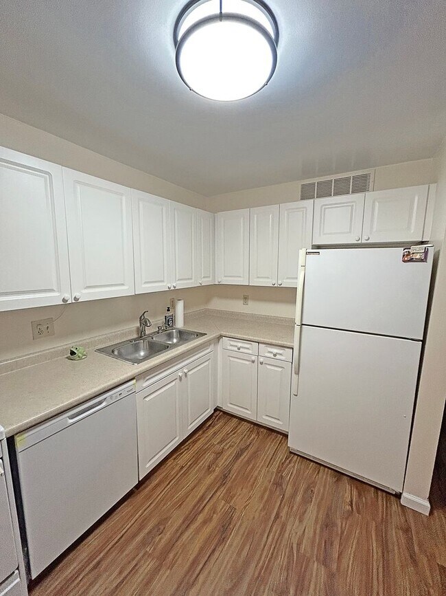 Building Photo - two bedroom two bath condo in Robinson Tow...