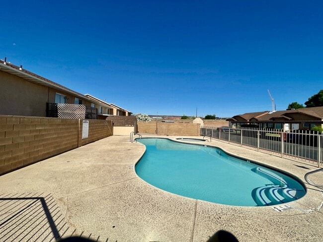 Building Photo - Conveniently Located Two-Bedroom Townhome