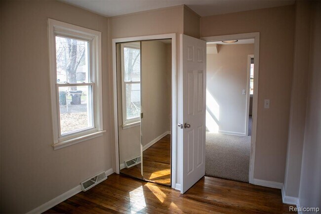 Building Photo - 604 Trombley Rd