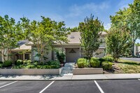 Building Photo - 303 Chota View Pl