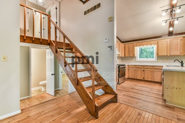 Building Photo - 135 Beacon Hl Dr