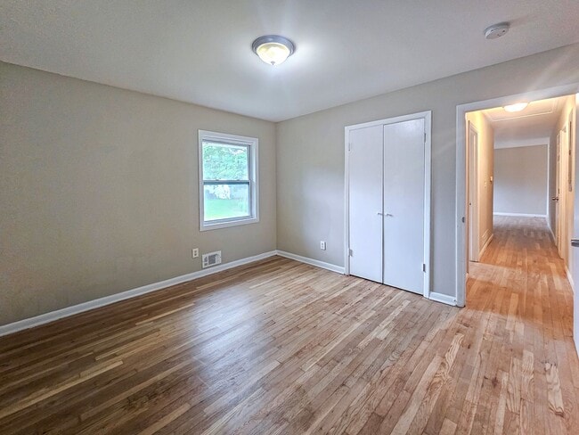 Building Photo - Spacious 4 Bedroom Home Near University Av...