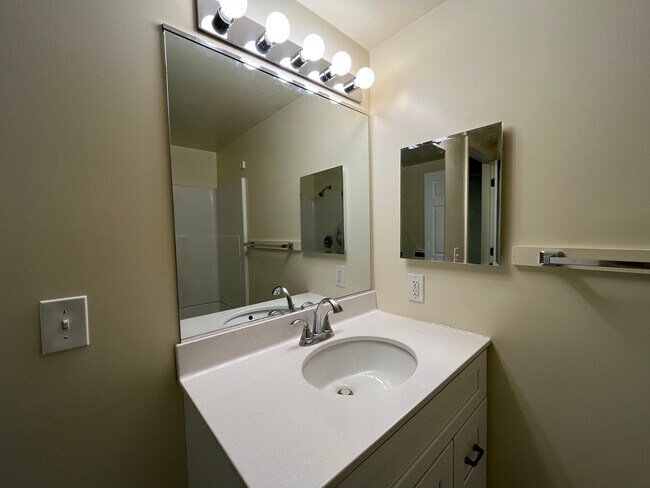 Building Photo - 858 Heatherstone Dr