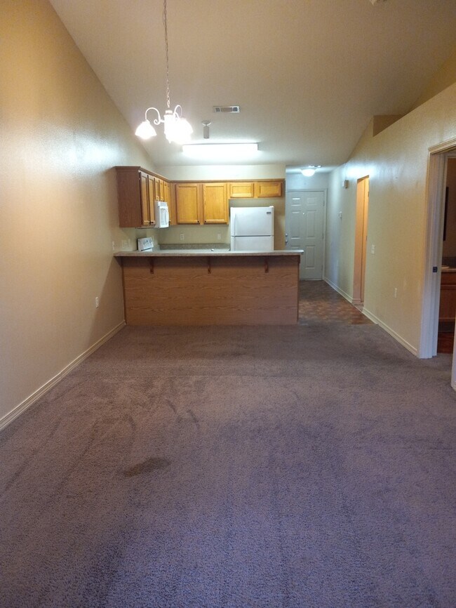 Building Photo - Cute patio home convenient to shopping and much more!