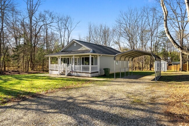 Building Photo - 3-Bedroom in Town of Farmville with One-Le...